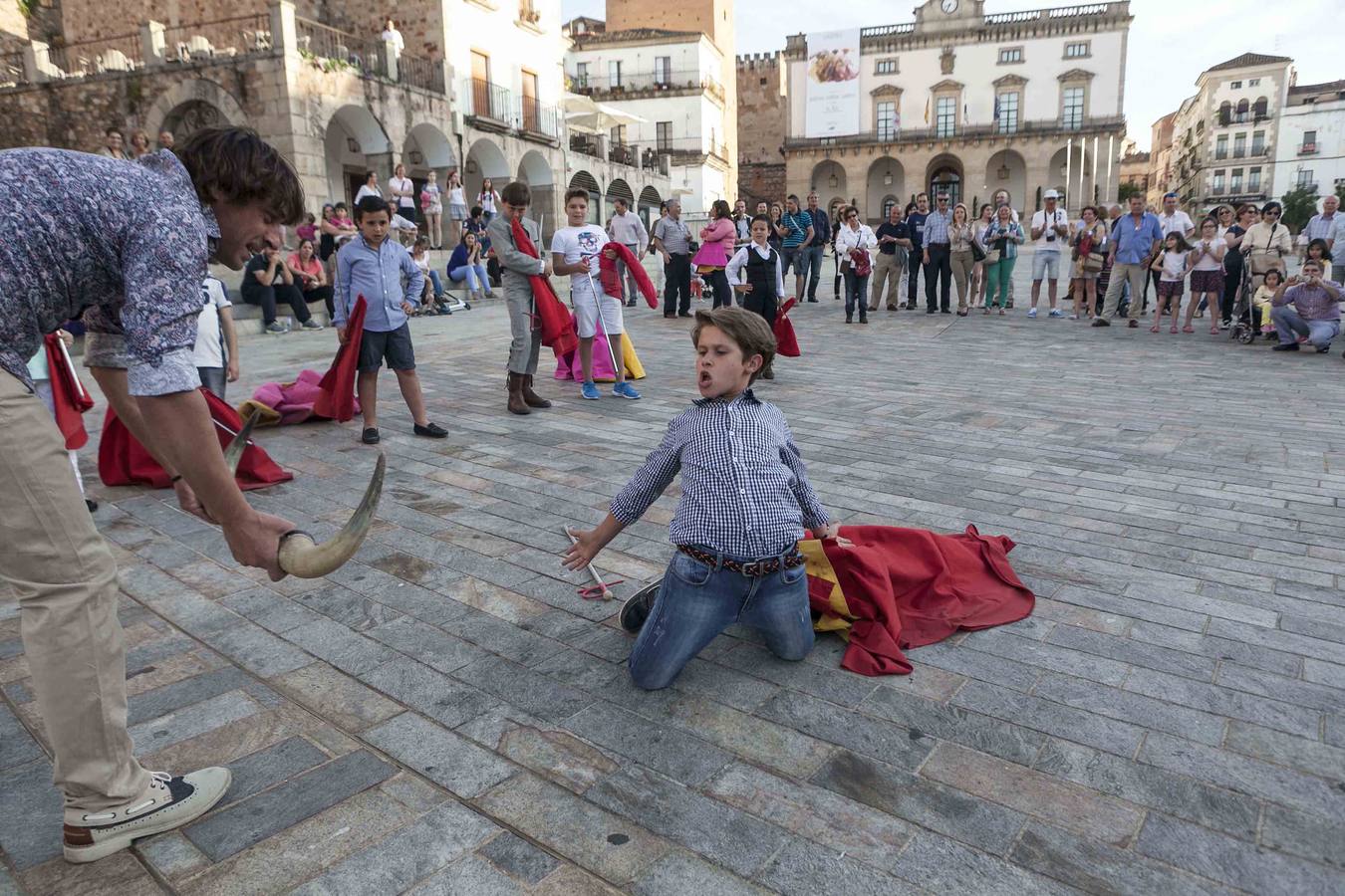 Jueves, 14 de mayo: El matador de toros cacereño Manolo Bejarano dirigió en la Plaza Mayor de Cáceres, una clase práctica de toreo de salón en la que participaron decenas de niños que, asidos a sus muletas y capotes, deleitaron a cuantos se acomodaron en las escaleras del Arco de la Estrella para contemplar tan inusual estampa. Fotografías: Jorge Rey