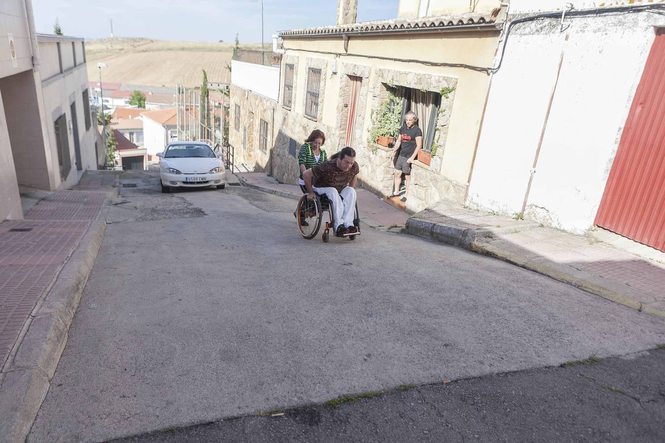 Lunes, 11 de mayo: Unas obras que se alargan, una calle que aumenta de pendiente, un ciudadano que no quiere resignarse. Esa es la situación de Eustaquio Redondo, de 57 años, vecino de la calle Urano, en el barrio de San Marquino en Cáceres, no puede salir a la calle sin ayuda. Fotografías: Jorge Rey