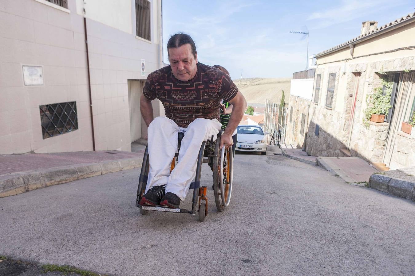 Lunes, 11 de mayo: Unas obras que se alargan, una calle que aumenta de pendiente, un ciudadano que no quiere resignarse. Esa es la situación de Eustaquio Redondo, de 57 años, vecino de la calle Urano, en el barrio de San Marquino en Cáceres, no puede salir a la calle sin ayuda. Fotografías: Jorge Rey