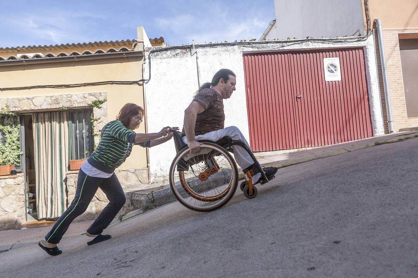 Lunes, 11 de mayo: Unas obras que se alargan, una calle que aumenta de pendiente, un ciudadano que no quiere resignarse. Esa es la situación de Eustaquio Redondo, de 57 años, vecino de la calle Urano, en el barrio de San Marquino en Cáceres, no puede salir a la calle sin ayuda. Fotografías: Jorge Rey