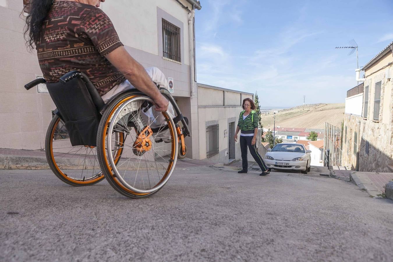 Lunes, 11 de mayo: Unas obras que se alargan, una calle que aumenta de pendiente, un ciudadano que no quiere resignarse. Esa es la situación de Eustaquio Redondo, de 57 años, vecino de la calle Urano, en el barrio de San Marquino en Cáceres, no puede salir a la calle sin ayuda. Fotografías: Jorge Rey
