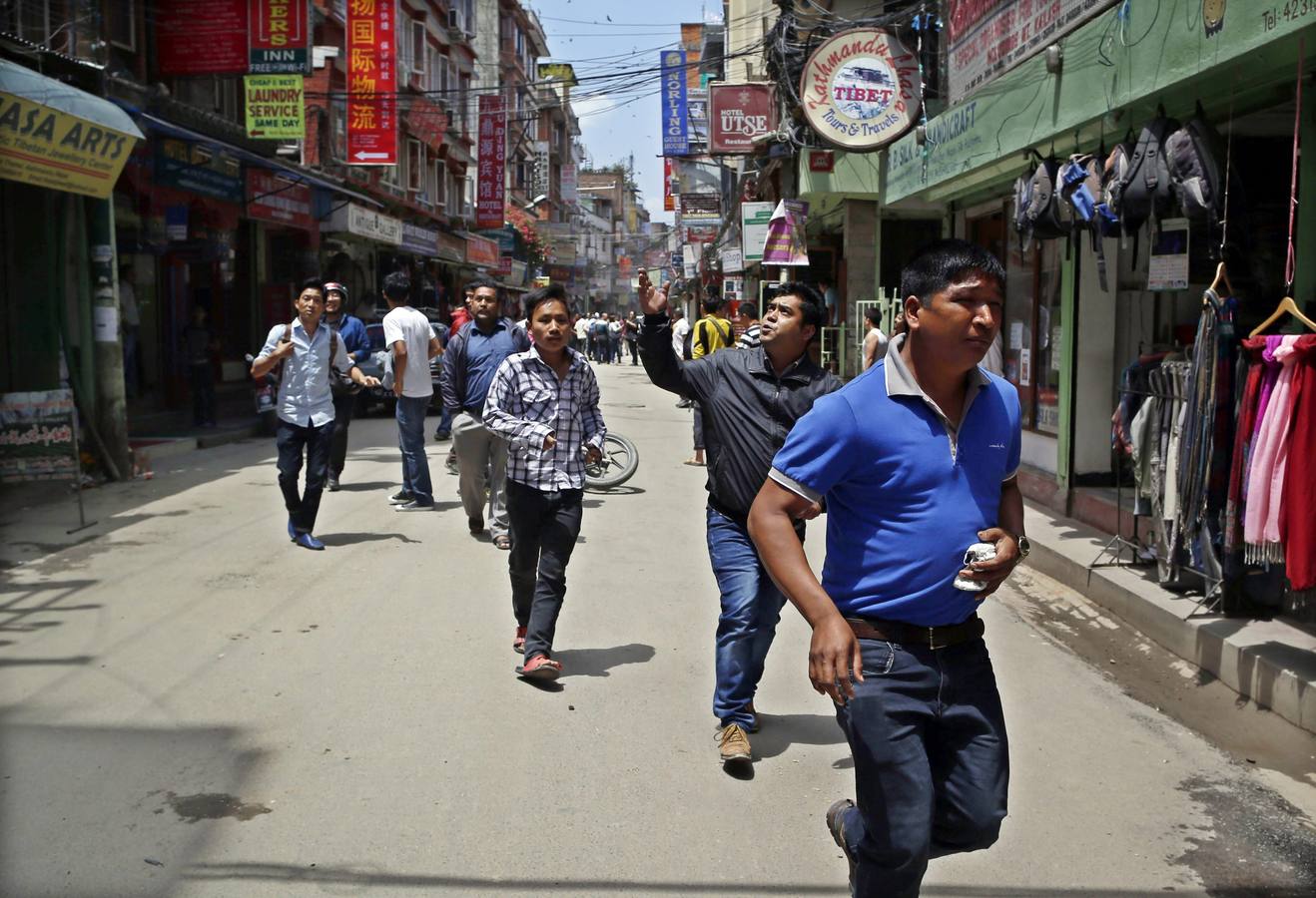 Martes, 12 de mayo: Un nuevo terremoto de 7,4 grados en la escala de Richter sacudió Nepal, con epicentro al noreste de Katmandú, la zona más afectada por el seísmo del pasado 25 de abril, y fue seguido de tres réplicas, una de ellas de 6,3 grados, según informó el Servicio Geológico de EEUU. Fotografías: Agencias