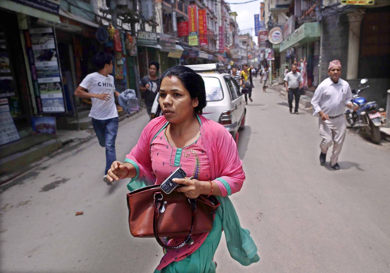 Martes, 12 de mayo: Un nuevo terremoto de 7,4 grados en la escala de Richter sacudió Nepal, con epicentro al noreste de Katmandú, la zona más afectada por el seísmo del pasado 25 de abril, y fue seguido de tres réplicas, una de ellas de 6,3 grados, según informó el Servicio Geológico de EEUU. Fotografías: Agencias