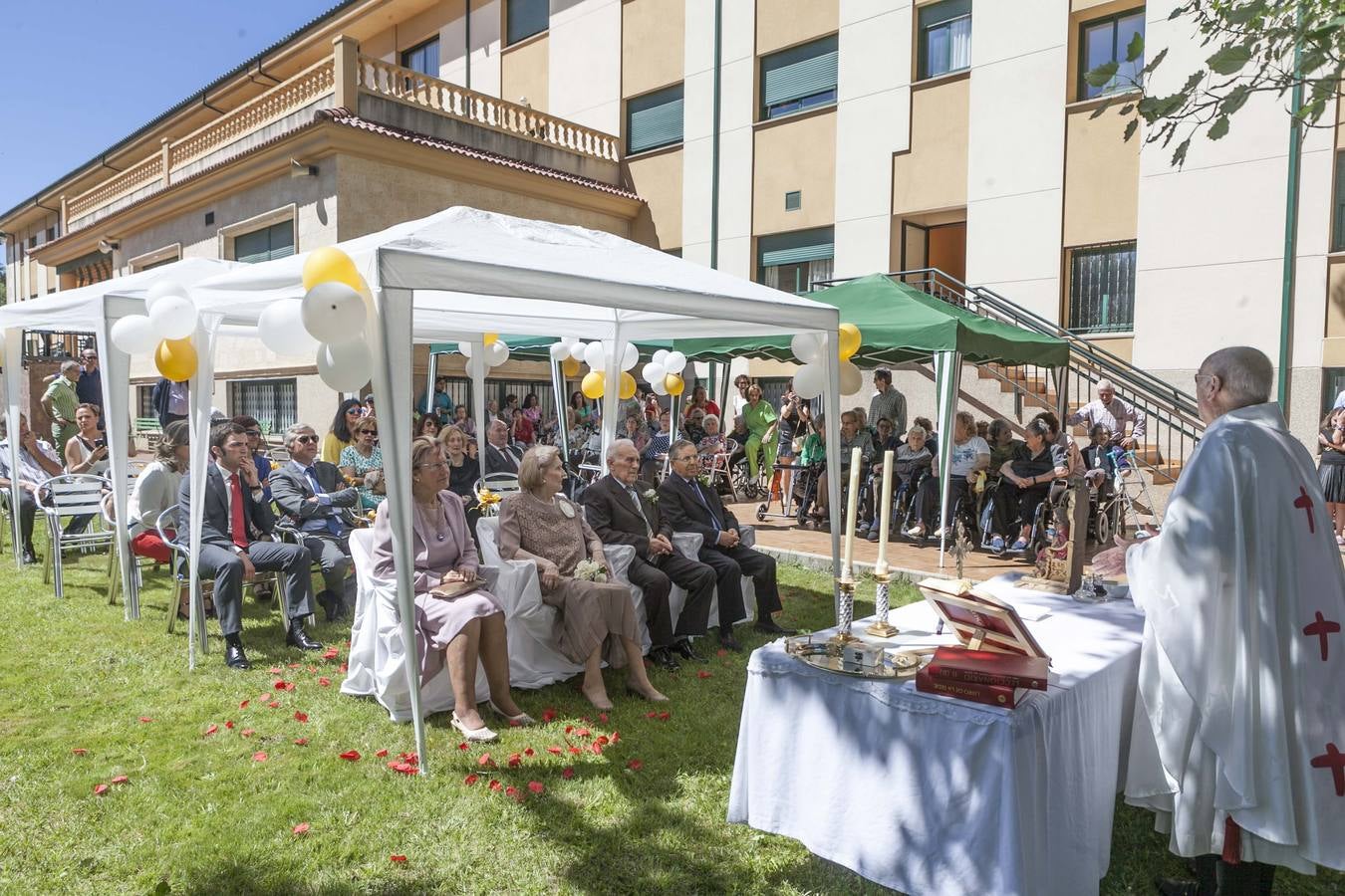 Sábado, 16 de mayo. Una pareja de octogenarias contraen matrimonio en la residencia de ancianos Ciudad Jardín de Cáceres. Fotografías: Jorge Rey