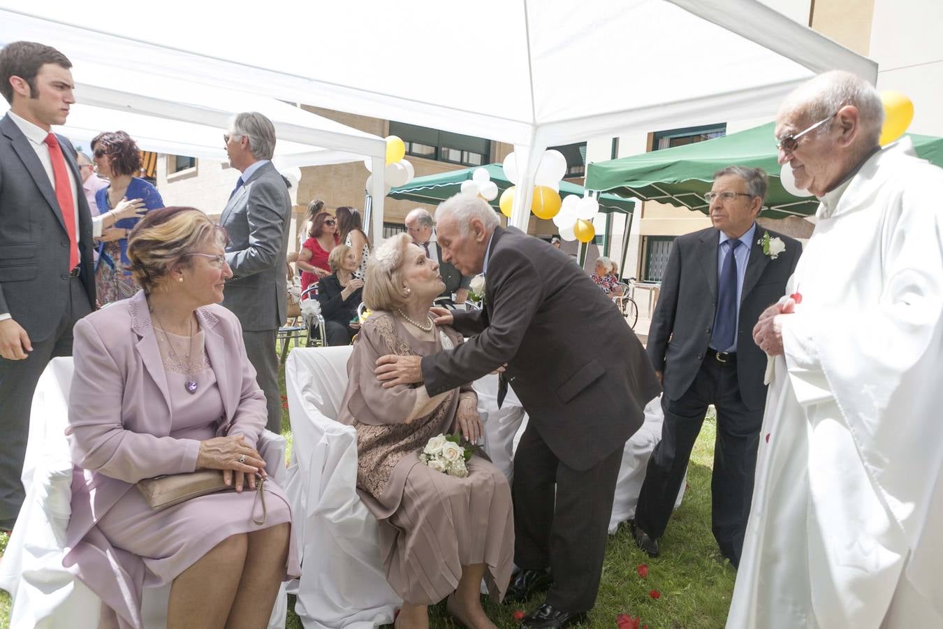 Sábado, 16 de mayo. Una pareja de octogenarias contraen matrimonio en la residencia de ancianos Ciudad Jardín de Cáceres. Fotografías: Jorge Rey