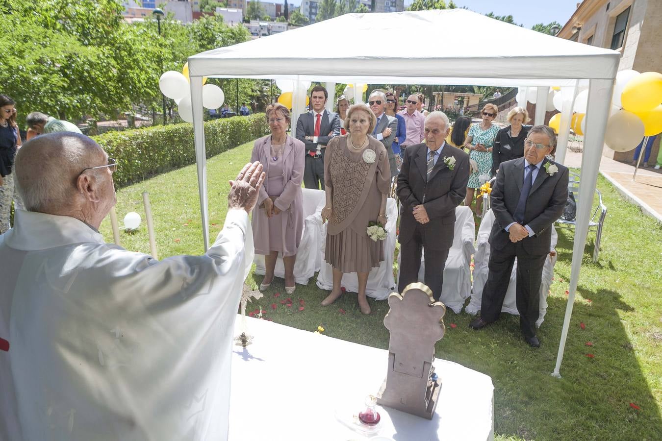 Sábado, 16 de mayo. Una pareja de octogenarias contraen matrimonio en la residencia de ancianos Ciudad Jardín de Cáceres. Fotografías: Jorge Rey
