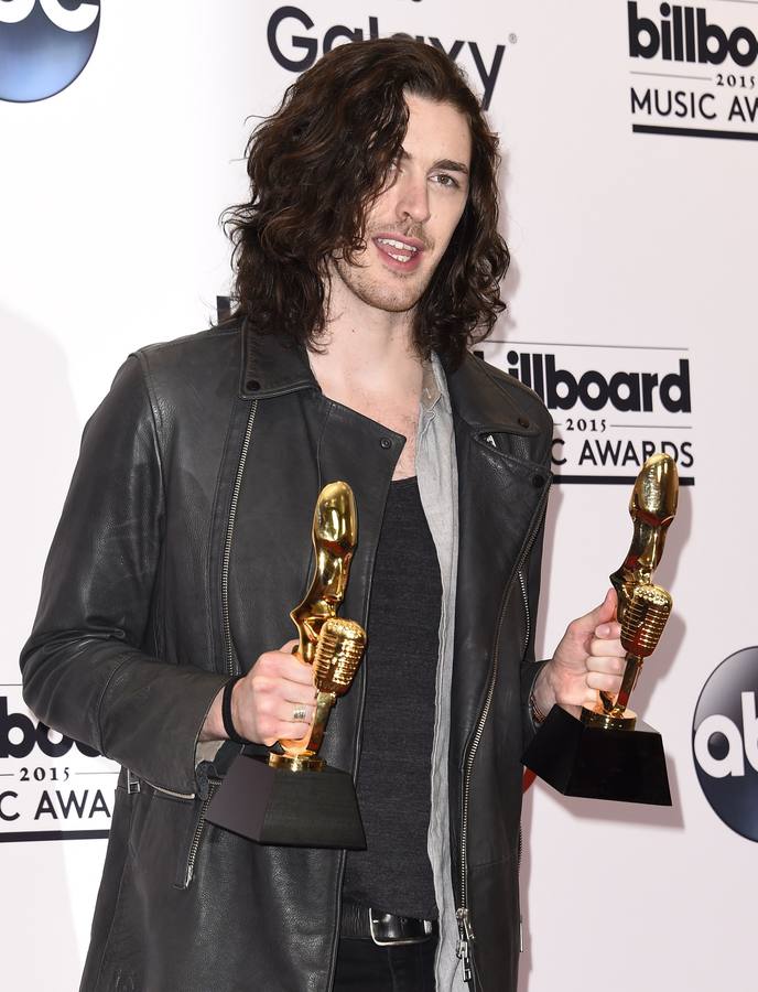 El cantante Hozier posa con sus dos premios.