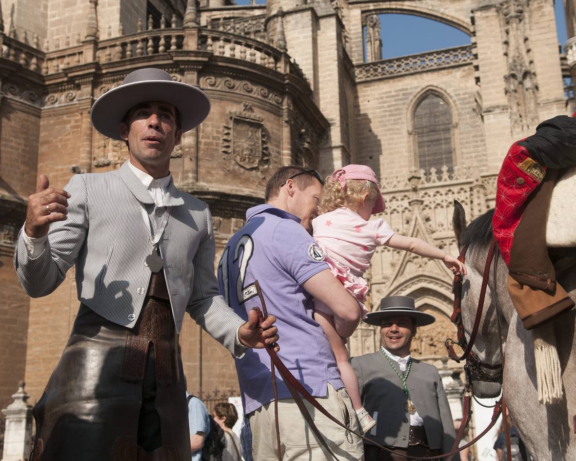 La Hermandad sevillana de El Salvador a su paso por la Catedral en el casco histórico de la capital hispalense, tras iniciar esta mañana su camino hacia la aldea almonteña de El Rocío (Huelva)