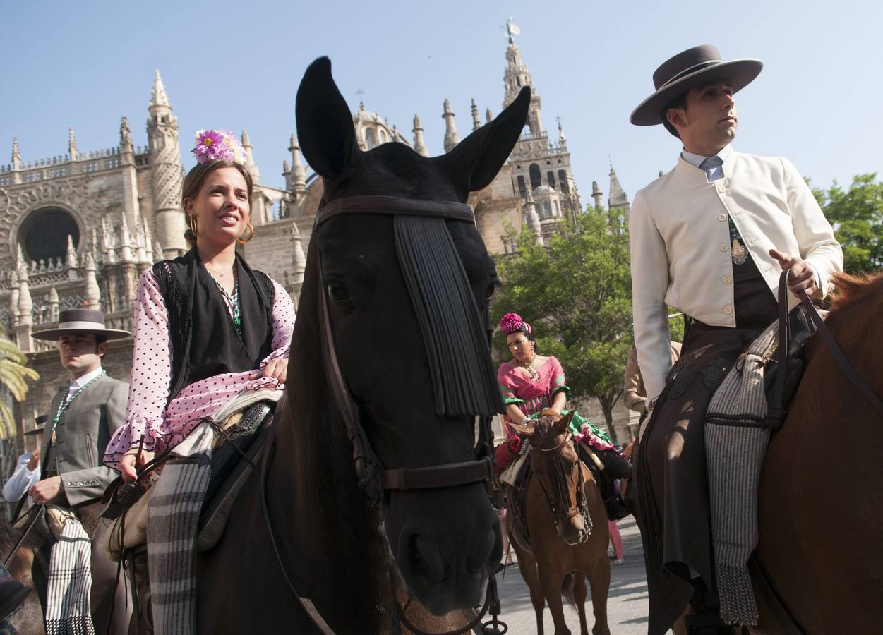 La Hermandad sevillana de El Salvador a su paso por la Catedral en el casco histórico de la capital hispalense, tras iniciar esta mañana su camino hacia la aldea almonteña de El Rocío (Huelva)