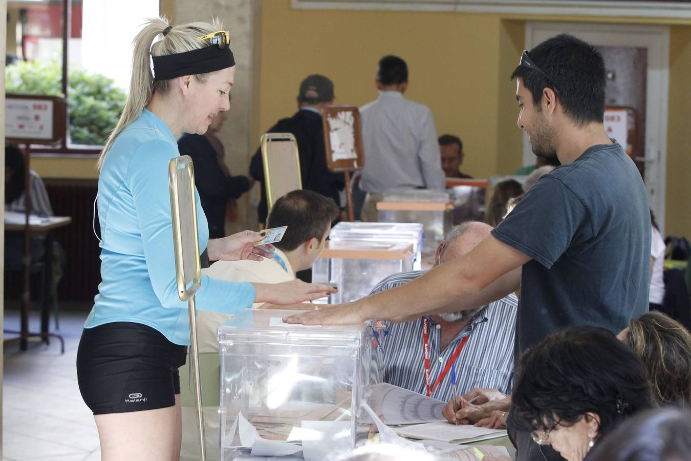 Los españoles acuden a las urnas