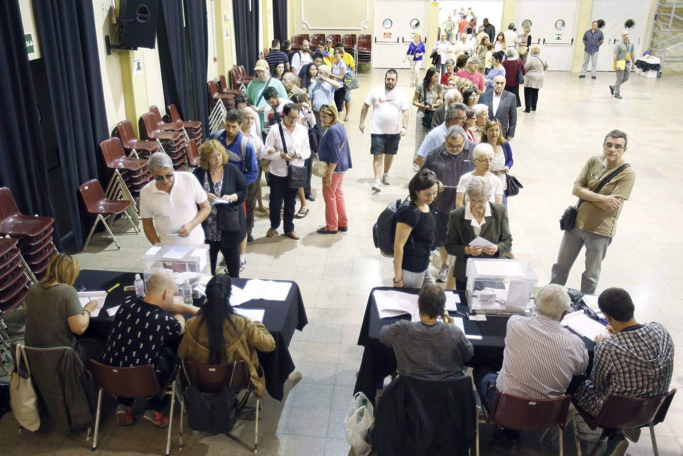 Los españoles acuden a las urnas