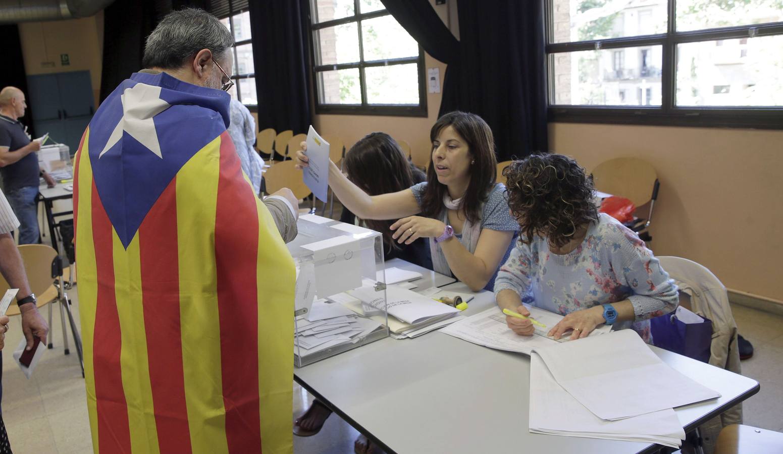 Los españoles acuden a las urnas