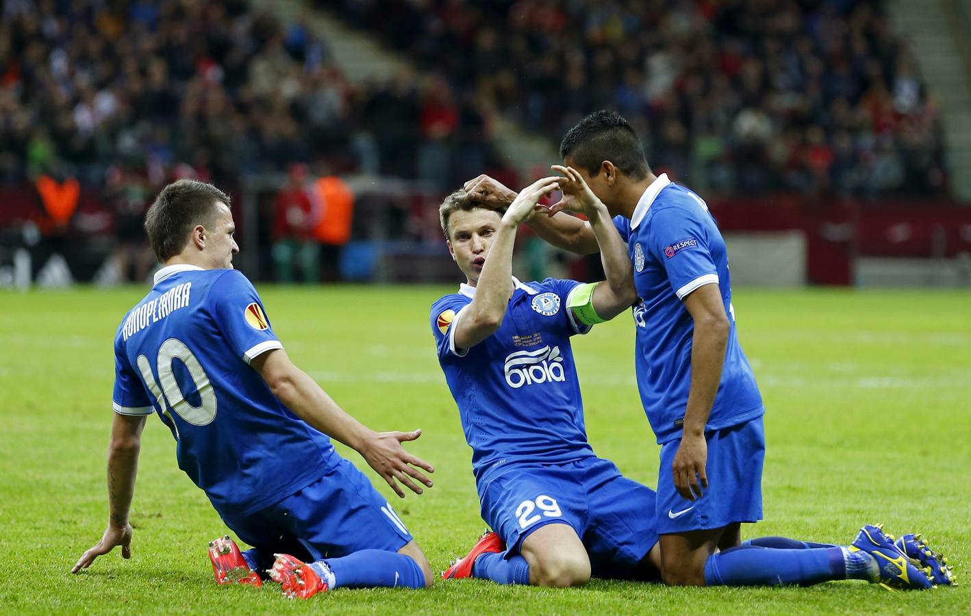 Yehven Konoplyanka, Ruslan Rotan y Leo Matos (izq. a dch) celebran el gol marcado por Rotan.