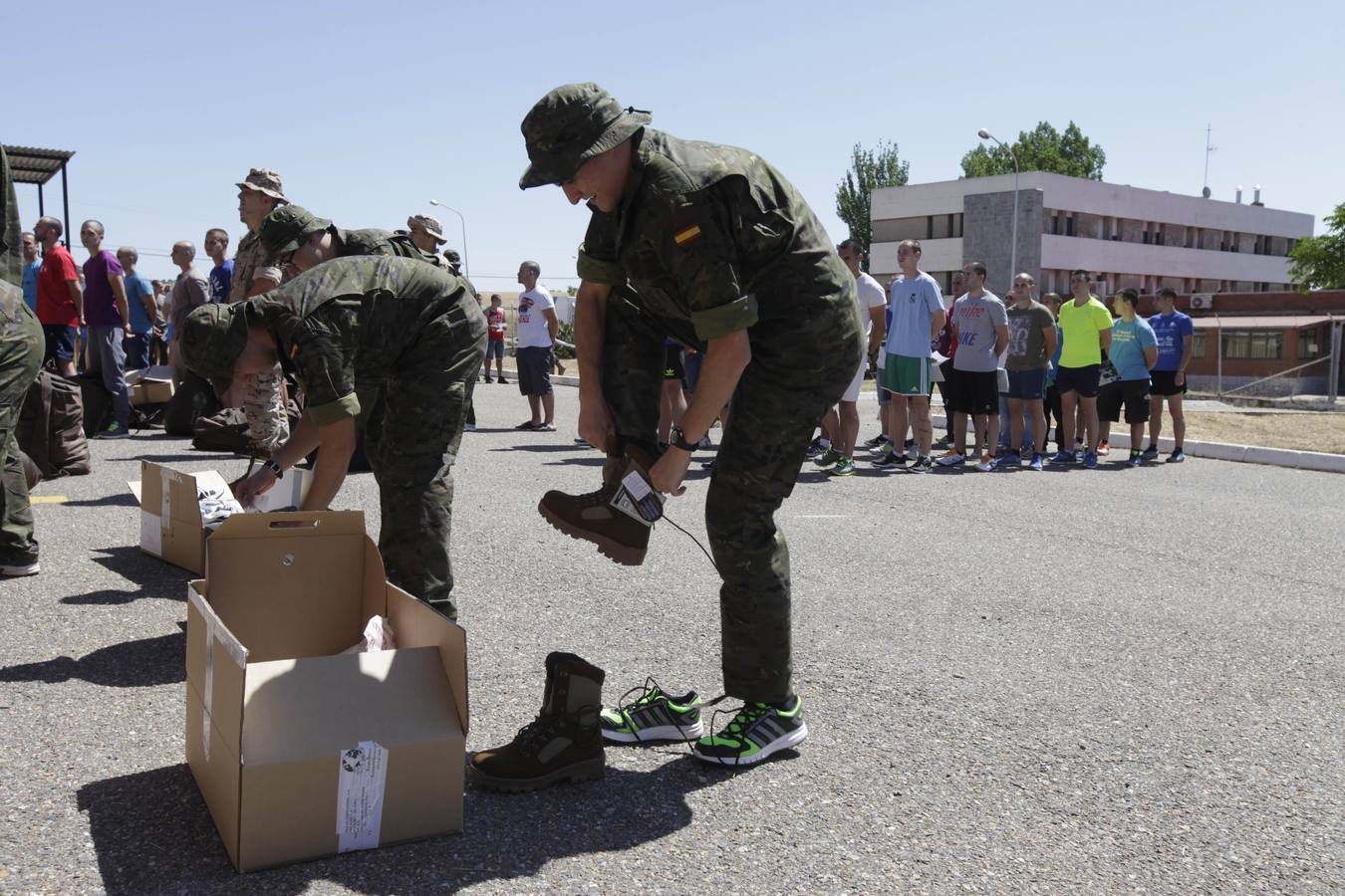 Martes, 2 de junio: El Centro de formación de tropa número 1 de Cáceres, Cefot, recibió a 630 nuevos alumnos para convertirse en soldados. Durante la jornada los chicos y chicas se preparan para el periodo de formación. Fotografía: Lorenzo Cordero