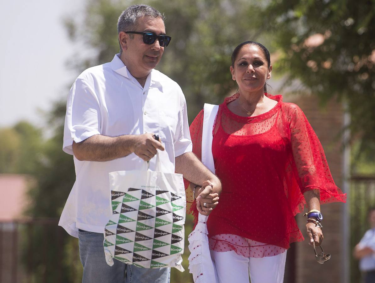 Lunes, 1 de junio: La tonadillera Isabel Pantoja sale de la prisión de Alcalá de Guadaira (Sevilla), en la que ingresó el 21 de noviembre de 2014, para disfrutar de un permiso de cuatro días. Fotografía: Agencias