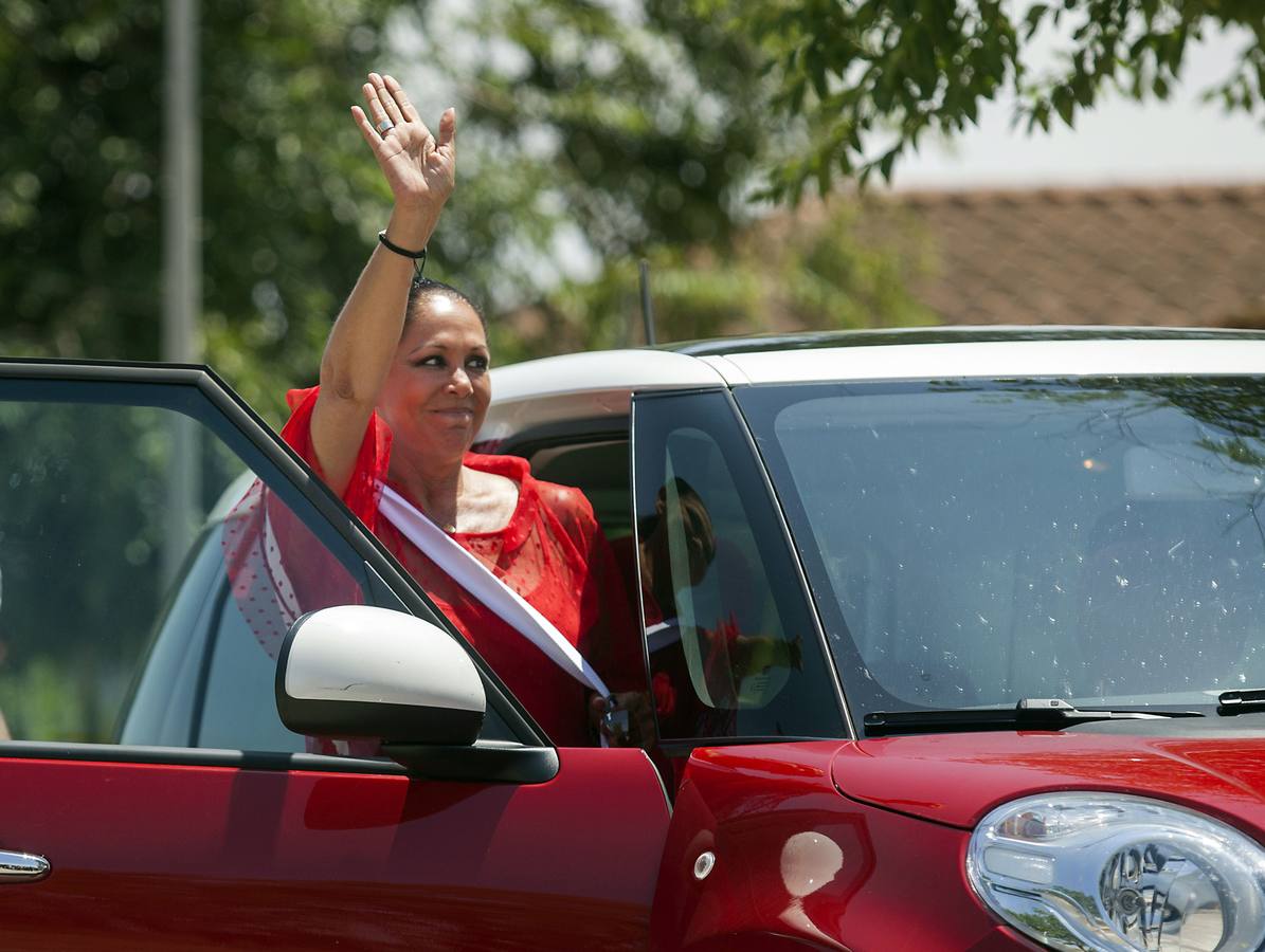 Lunes, 1 de junio: La tonadillera Isabel Pantoja sale de la prisión de Alcalá de Guadaira (Sevilla), en la que ingresó el 21 de noviembre de 2014, para disfrutar de un permiso de cuatro días. Fotografía: Agencias