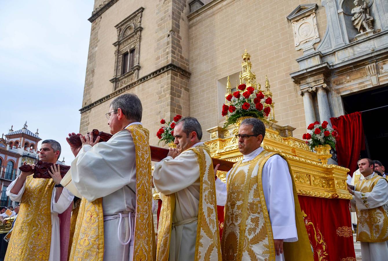 Domingo, 7 de junio. La tradicional procesión del Corpus recorrió las calles del centro de Badajoz. Fotografías: Casimiro Moreno.