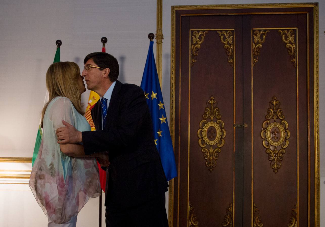 Martes, 9 de junio: La presidenta de la Junta de Andalucía en funciones, Susana Díaz, y el líder de Ciudadanos, Juan Marín llegan a un pacto de gobierno. El próximo sábado habrá debate de investidura de Susana Díaz como presidenta. Fotografía: EFE/Julio Muñoz