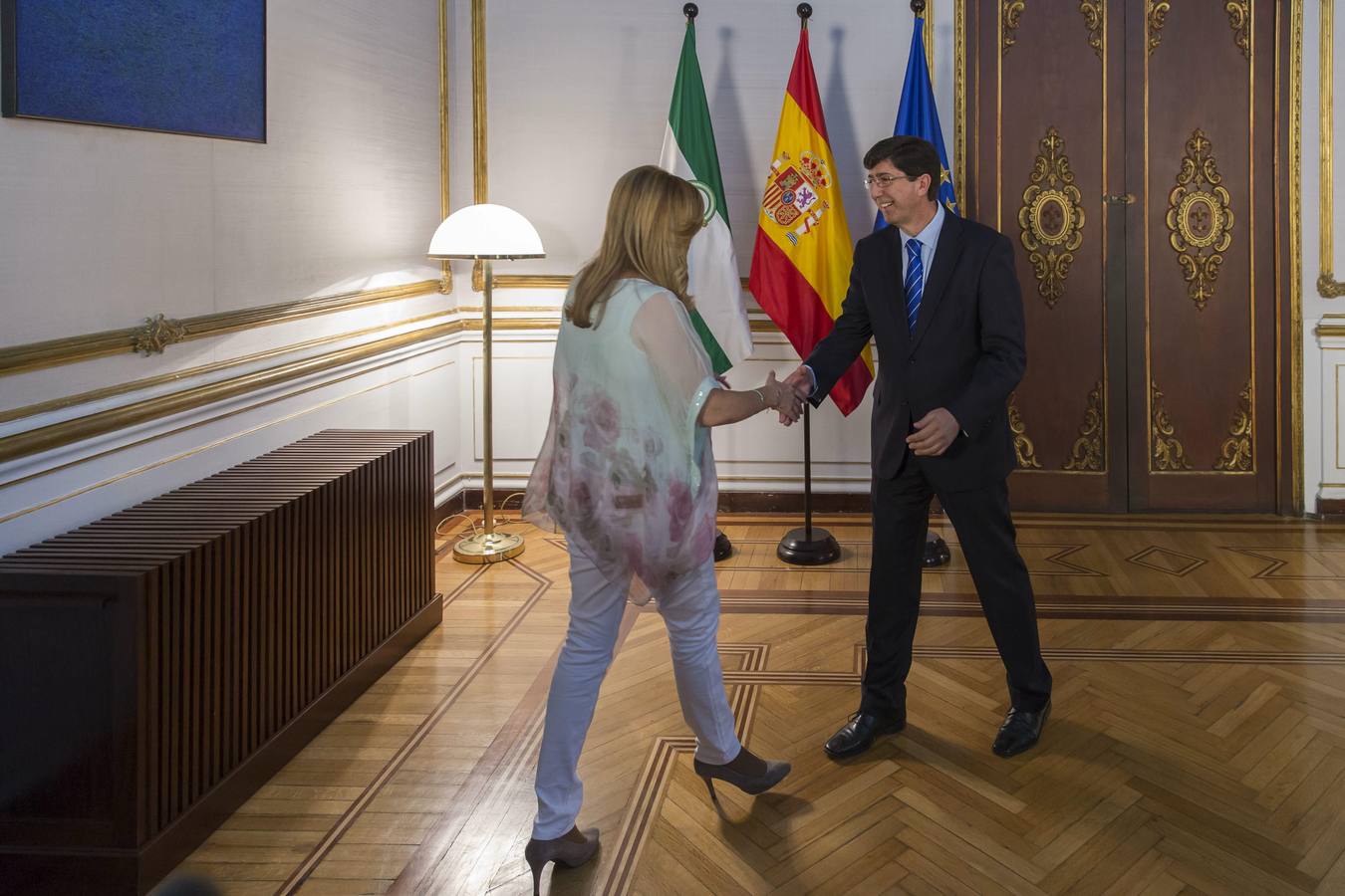Martes, 9 de junio: La presidenta de la Junta de Andalucía en funciones, Susana Díaz, y el líder de Ciudadanos, Juan Marín llegan a un pacto de gobierno. El próximo sábado habrá debate de investidura de Susana Díaz como presidenta. Fotografía: EFE/Julio Muñoz