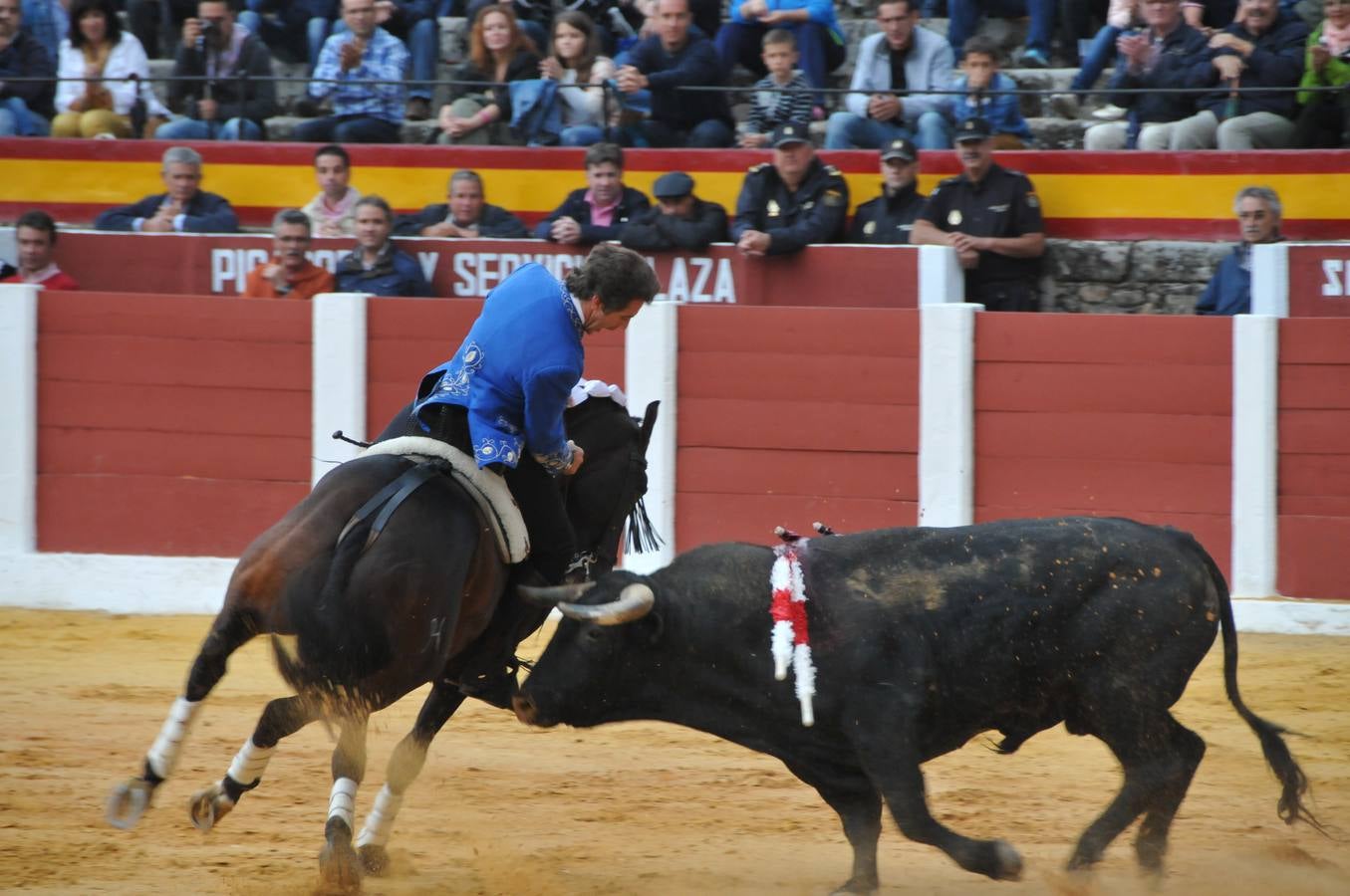 Chaparrón de orejas en Plasencia en una tarde de rejones pasada por agua