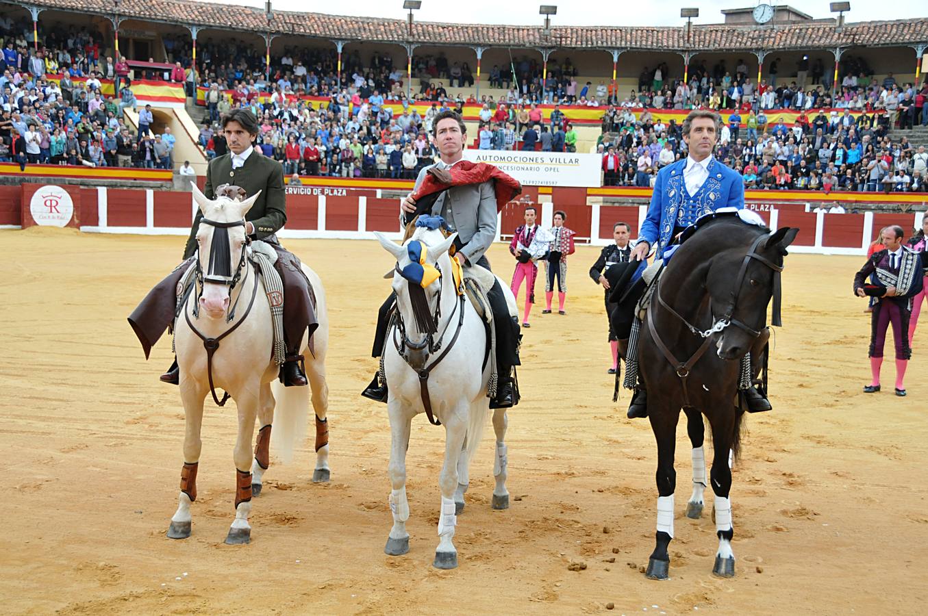 Chaparrón de orejas en Plasencia en una tarde de rejones pasada por agua