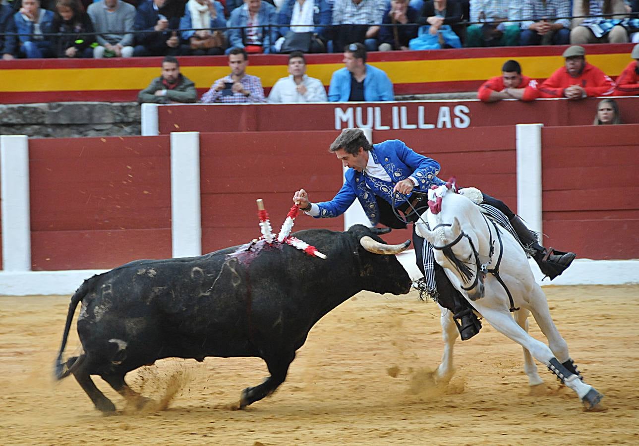 Chaparrón de orejas en Plasencia en una tarde de rejones pasada por agua