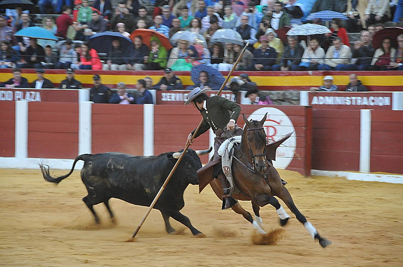 Chaparrón de orejas en Plasencia en una tarde de rejones pasada por agua