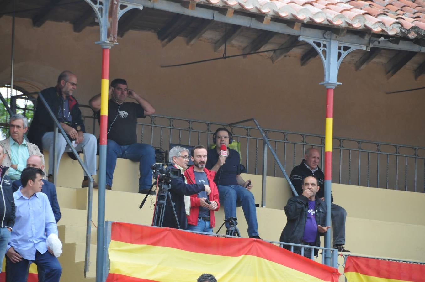 Chaparrón de orejas en Plasencia en una tarde de rejones pasada por agua