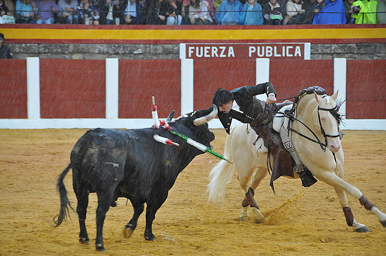 Chaparrón de orejas en Plasencia en una tarde de rejones pasada por agua