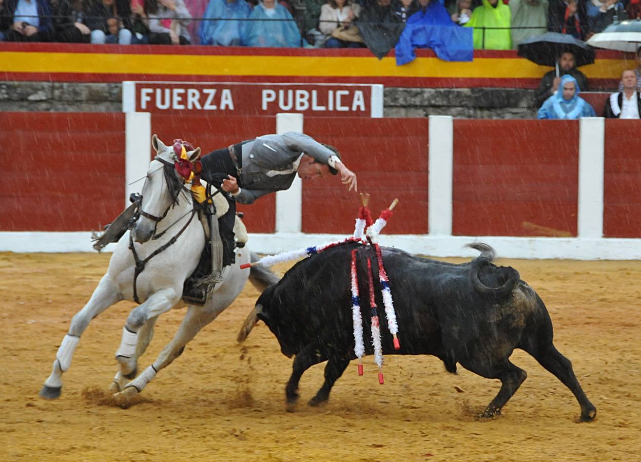 Chaparrón de orejas en Plasencia en una tarde de rejones pasada por agua