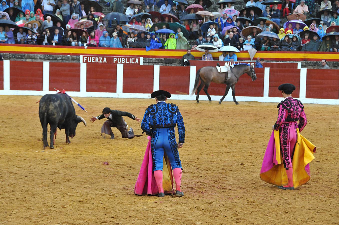 Chaparrón de orejas en Plasencia en una tarde de rejones pasada por agua