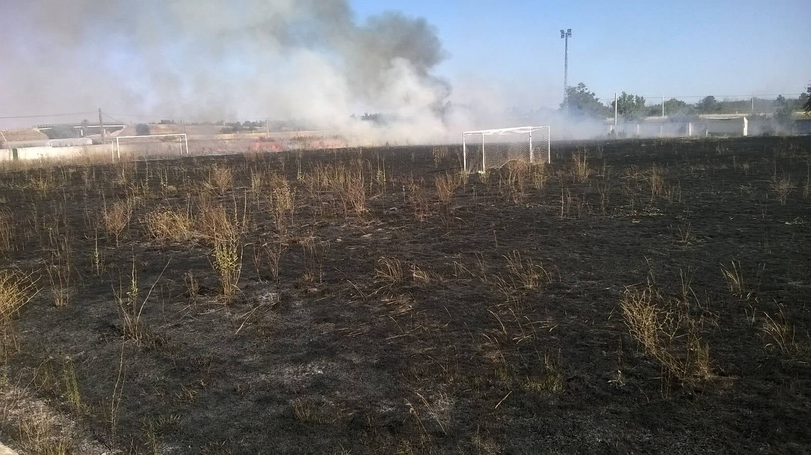 Los dos campos de fútbol de Novelda del Guadiana, pasto de las llamas tras el abandono