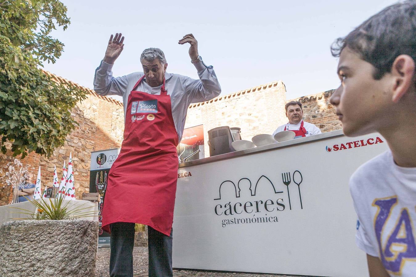 Fernando Romay cocina con cerezas del Jerte en Cáceres