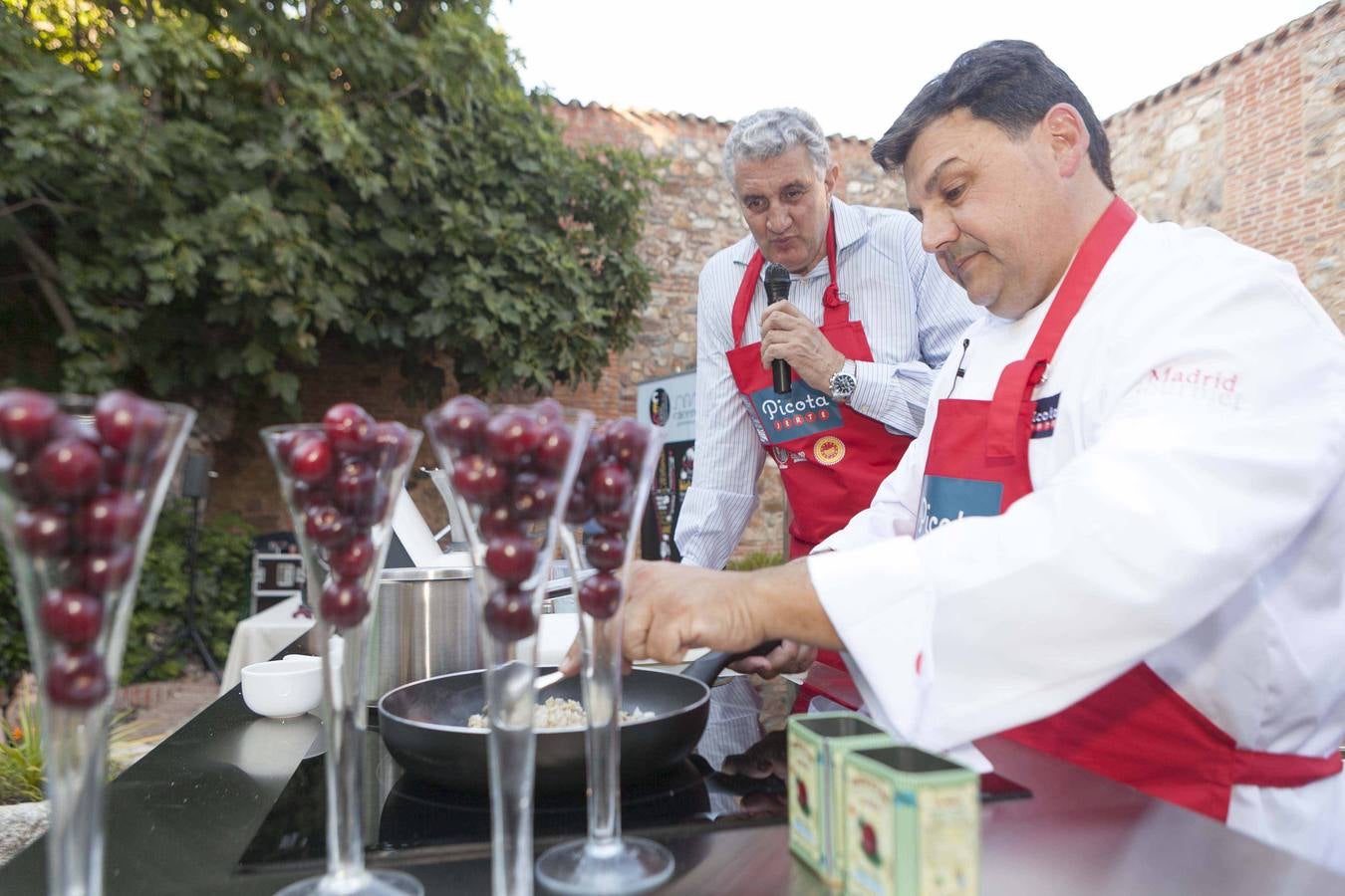 Fernando Romay cocina con cerezas del Jerte en Cáceres