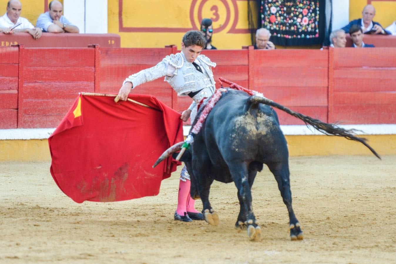 Jueves, 25 de junio: Novillada de la Feria de San Juan. Salieron por la puerta Grande Posada de Maravillas y Ginés Marín. Juan Carlos Carballo se tuvo que conformar con una oreja. Fotografías: JV Arnelas