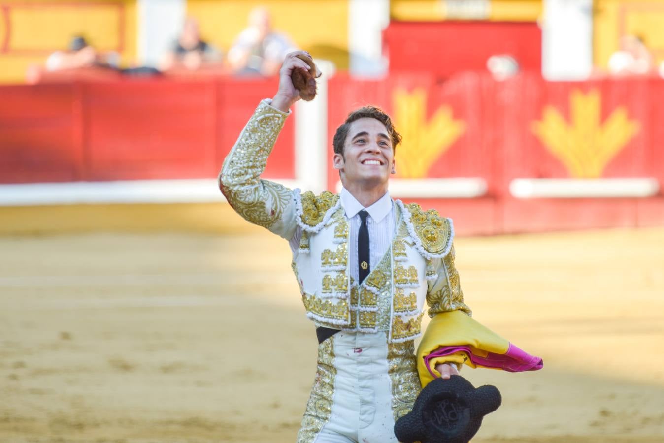 Jueves, 25 de junio: Novillada de la Feria de San Juan. Salieron por la puerta Grande Posada de Maravillas y Ginés Marín. Juan Carlos Carballo se tuvo que conformar con una oreja. Fotografías: JV Arnelas