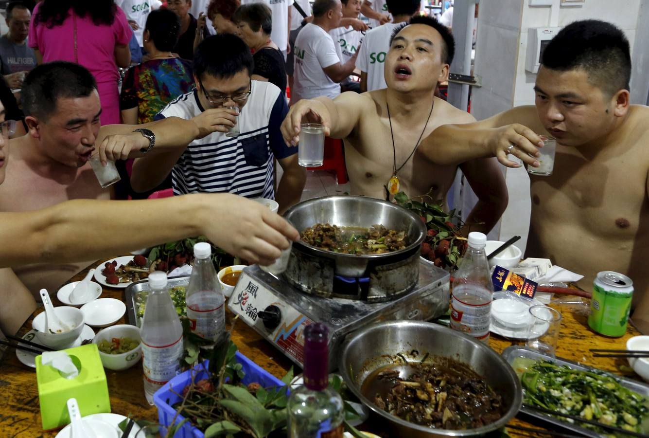 Lunes, 22 de junio. En el mercado, algunos perros se venden como mascotas, mientras que en otros se venden como carne para consumo humano. En la fiesta local de la ciudad de Yulin (China) es costumbre consumir carne de perro y lichis en la celebración del solsticio de verano. Fotografías: Kim Kyung-Hoon