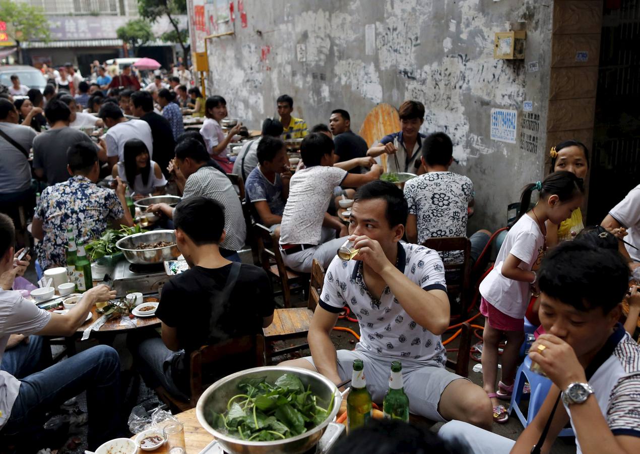 Lunes, 22 de junio. En el mercado, algunos perros se venden como mascotas, mientras que en otros se venden como carne para consumo humano. En la fiesta local de la ciudad de Yulin (China) es costumbre consumir carne de perro y lichis en la celebración del solsticio de verano. Fotografías: Kim Kyung-Hoon