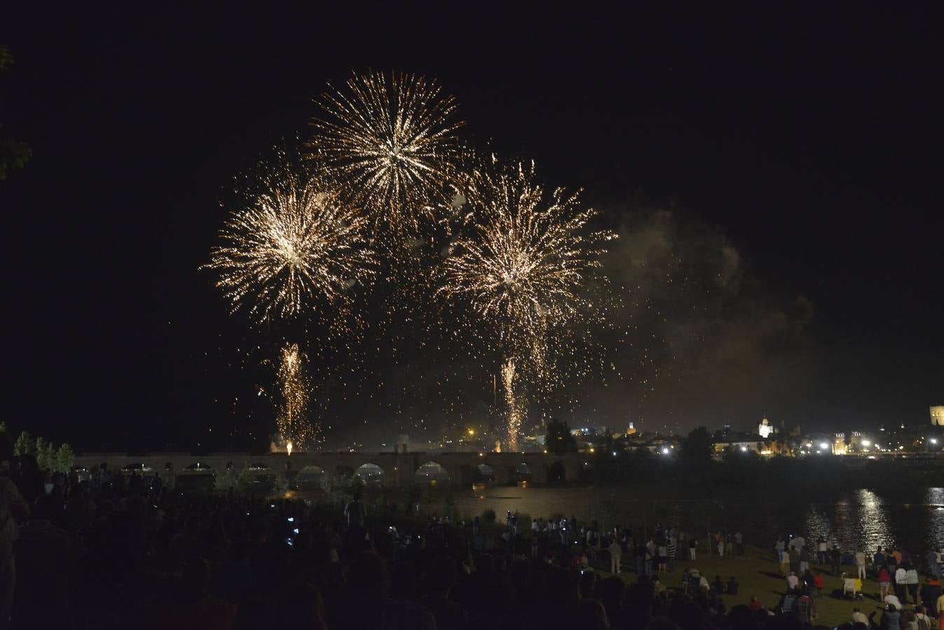 Martes, 23 de junio: En la noche de San Juan, miles de pacenses disfrutaron desde el nuevo parque de la margen derecha, del espectáculo que ofrecieron los fuegos artificiales lanzados desde el Puente de Palmas: J. V. Arnelas.