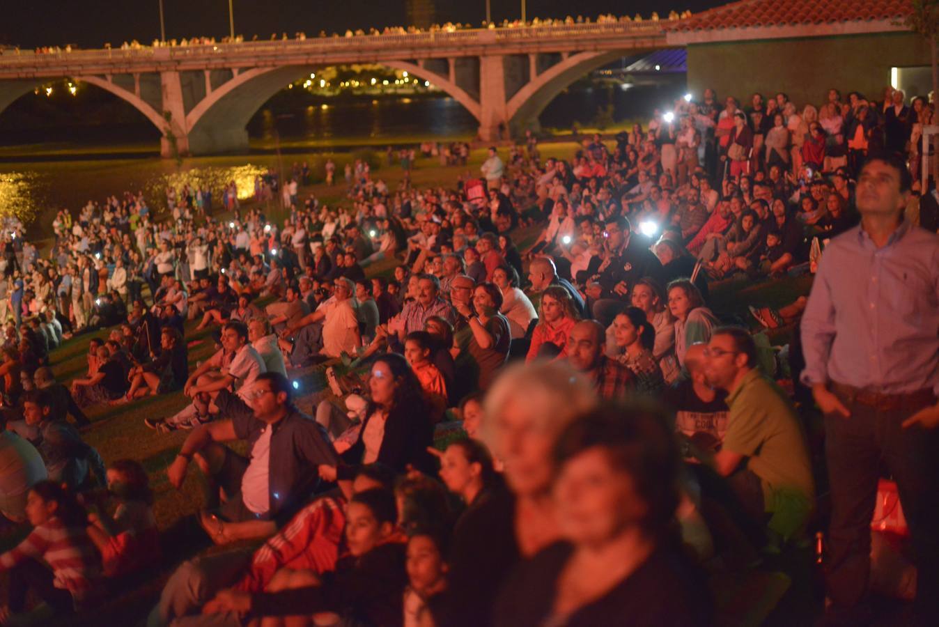 Martes, 23 de junio: En la noche de San Juan, miles de pacenses disfrutaron desde el nuevo parque de la margen derecha, del espectáculo que ofrecieron los fuegos artificiales lanzados desde el Puente de Palmas: J. V. Arnelas.