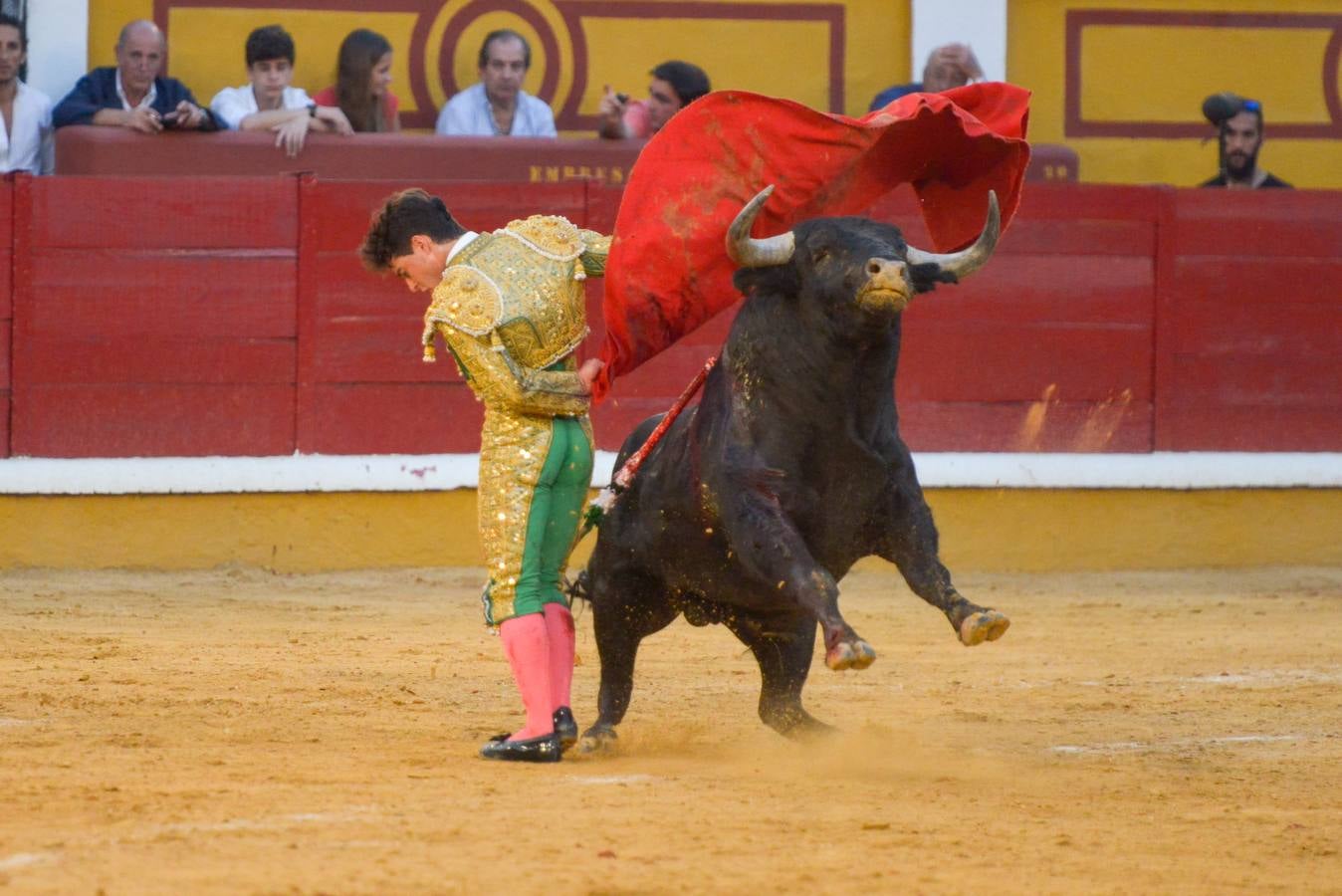 Orejas de peso en una difícil novillada de Fernando Peña en el coso de Pardaleras