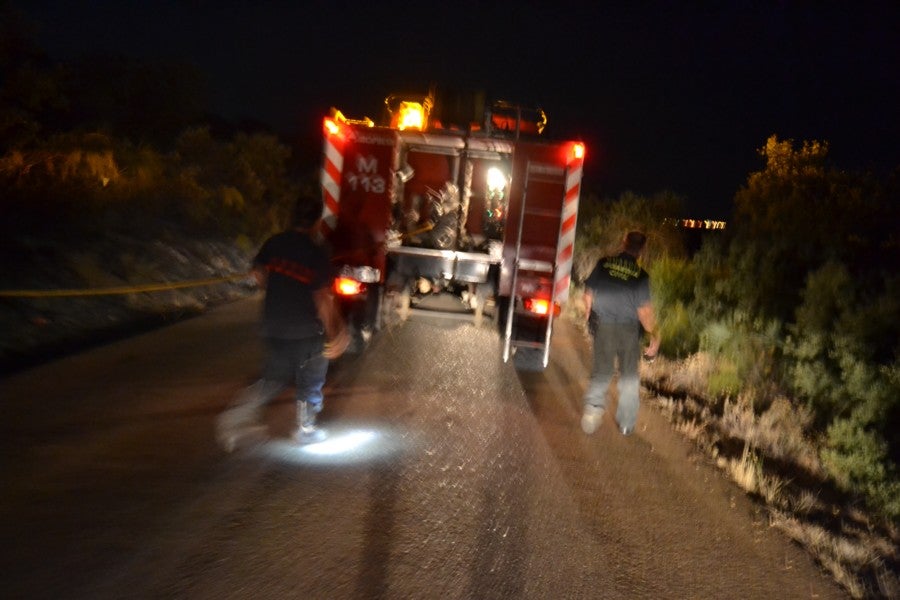 Un incendio obliga a cortar la pista que une Arroyo de San Serván con Calamonte