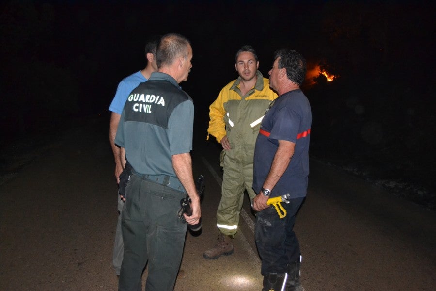 Un incendio obliga a cortar la pista que une Arroyo de San Serván con Calamonte