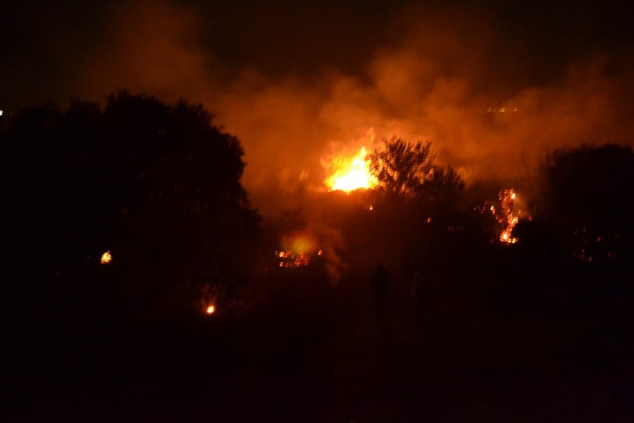 Un incendio obliga a cortar la pista que une Arroyo de San Serván con Calamonte