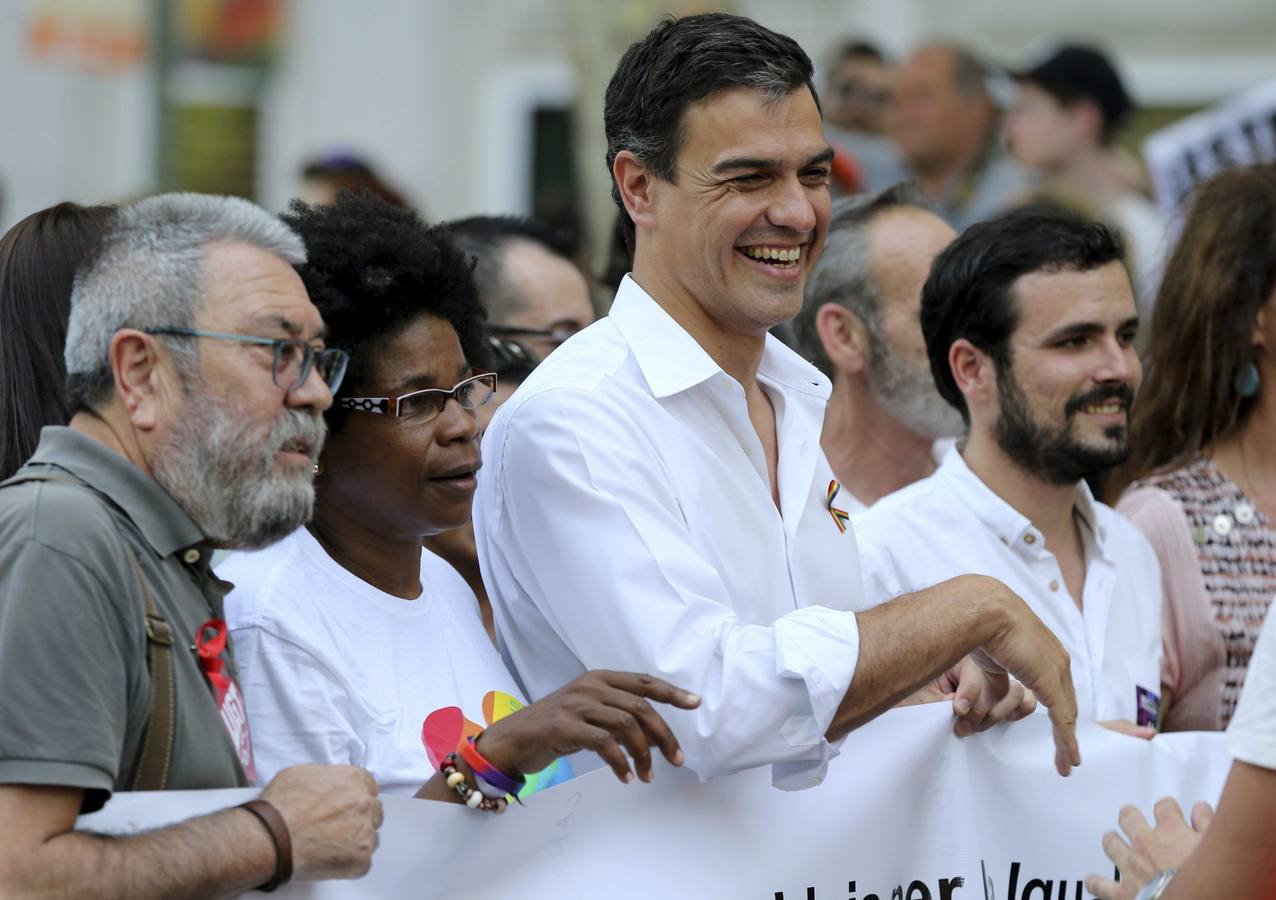 El secretario general de UGT, Cándido Méndez (i), el secretario general del PSOE, Pedro Sánchez, y el diputado de IU Alberto Garzón (d), al comienzo del tradicional desfile.