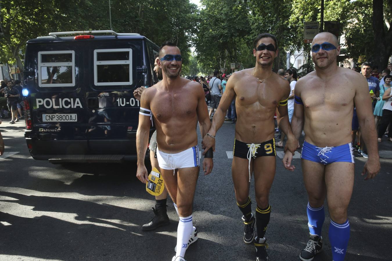 Tres participantes del tradicional desfile del Orgullo Gay.