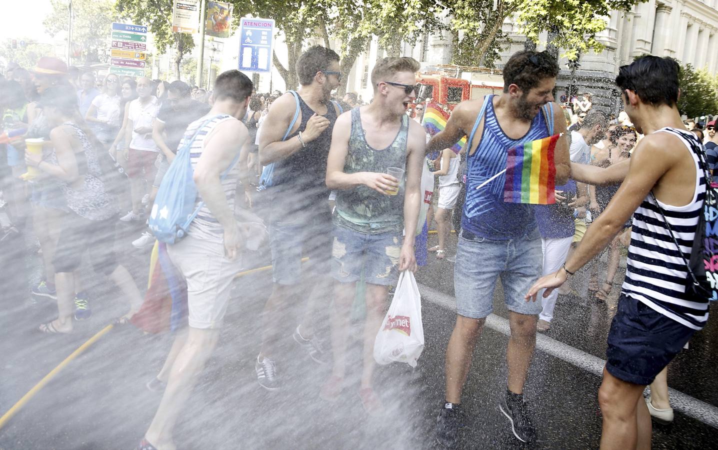 Bomberos de Madrid refrescan a los participantes del desfile.