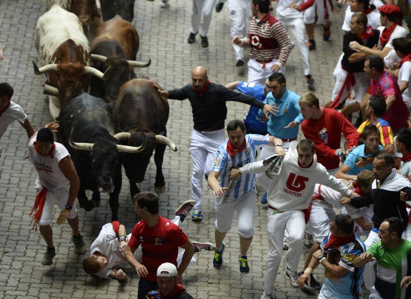 Los toros provocan la caída de un moso.