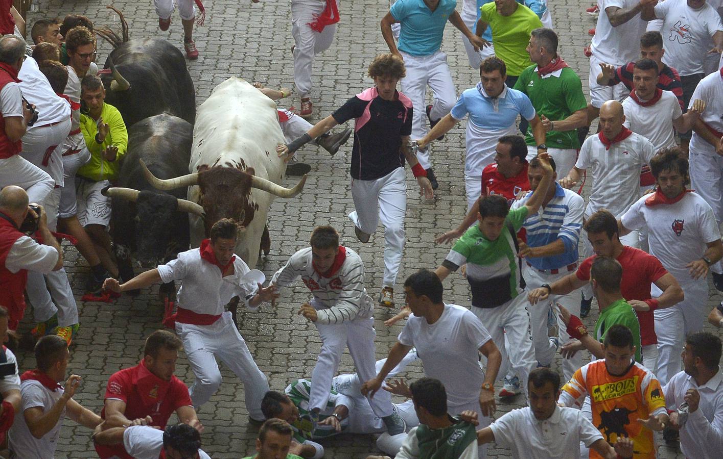 Martes, 7 de julio: La ganadería de Jandilla se ceba con los estadounidenses en el primer encierro de los San Fermines. Fotografías: Agencias.