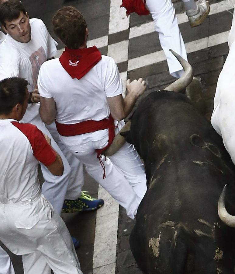 Martes, 7 de julio: La ganadería de Jandilla se ceba con los estadounidenses en el primer encierro de los San Fermines. Fotografías: Agencias.